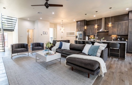 Oak Cliff Casa | Brand new Bishop Arts Condo-Right in the middle of it all! Three bathrooms!