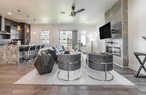 Oak Cliff Casa | Brand new Bishop Arts Condo-Right in the middle of it all! Three bathrooms!