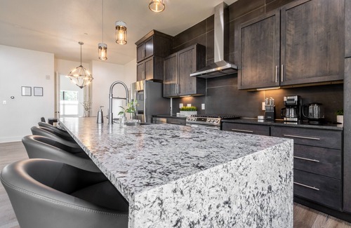 Oak Cliff Casa | Brand new Bishop Arts Condo-Right in the middle of it all! Three bathrooms!