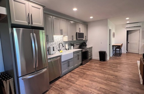 West Side Highway Casa | BRAND NEW bungalow AC & WiFi in Kelso, 2 parking spots, with EV Charger & Sauna