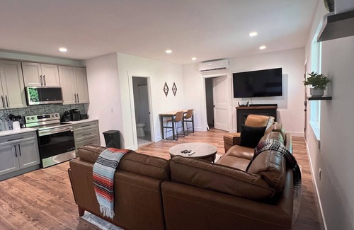 West Side Highway Casa | BRAND NEW bungalow AC & WiFi in Kelso, 2 parking spots, with EV Charger & Sauna