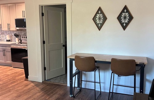 West Side Highway Casa | BRAND NEW bungalow AC & WiFi in Kelso, 2 parking spots, with EV Charger & Sauna