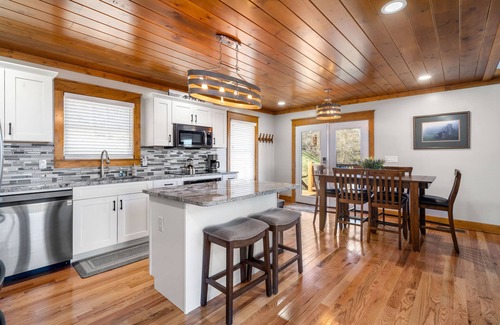Haywood County Cabina | Brand-New Cabin/Expansive Views/Fireplace/Media Room