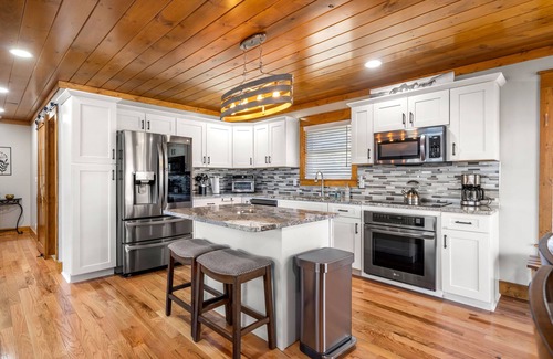 Haywood County Cabina | Brand-New Cabin/Expansive Views/Fireplace/Media Room
