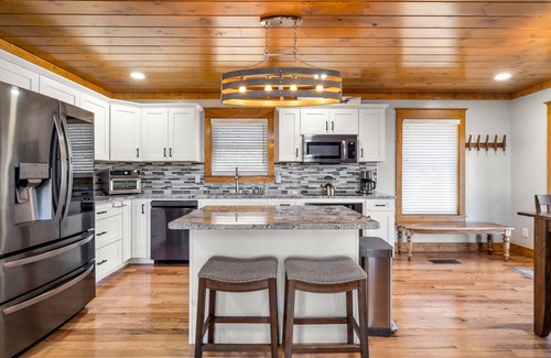 Haywood County Cabina | Brand-New Cabin/Expansive Views/Fireplace/Media Room