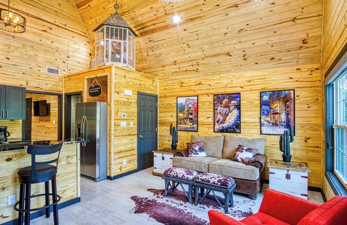Hot Springs Cabina | Brand New Cabin with Hot Tub-Walk to Bathhouse Row "The Cuckoo's Nest"