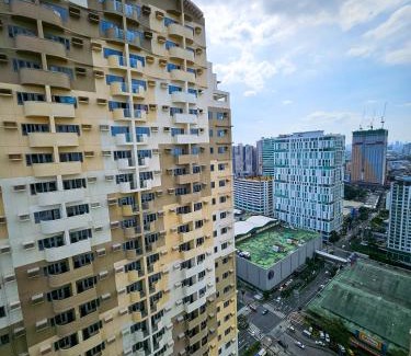 Socorro Apartamento | Brand New Central Convenience Studio Condo with Balcony in Araneta City Cubao