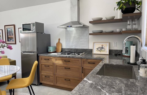 Glenwood Cabaña | Brand New Charming Guest House in lovely Northwest Glendale CA. Private &Quiet