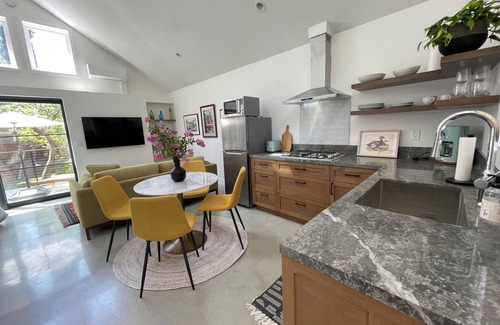 Glenwood Cabaña | Brand New Charming Guest House in lovely Northwest Glendale CA. Private &Quiet