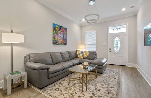 Mid-City Casa | Brand New Clean Modern 3br by Streetcar Line!
