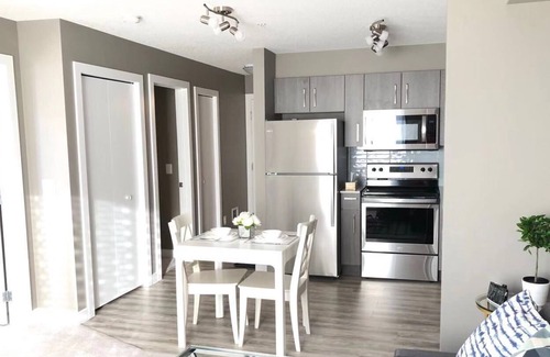 Calgary Condominio | Nueva suite de condominios cerca de YYC y CrossIron Mall