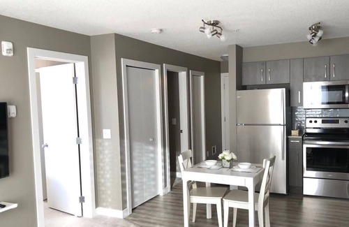 Calgary Condominio | Nueva suite de condominios cerca de YYC y CrossIron Mall