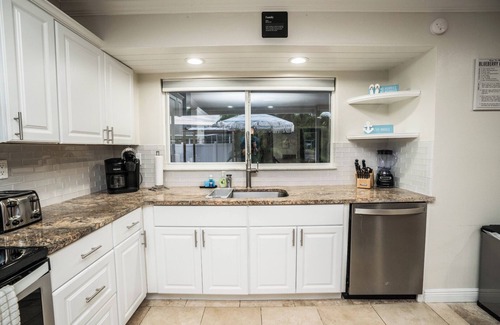 Apollo Beach Casa | BRAND NEW, COVERED Heated Pool, Baja Ledge, Hot Tub, Large home PS5, WIFI, AC