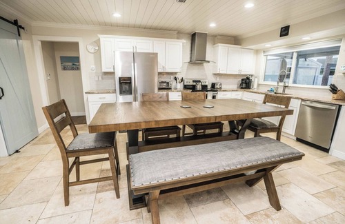 Apollo Beach Casa | BRAND NEW, COVERED Heated Pool, Baja Ledge, Hot Tub, Large home PS5, WIFI, AC