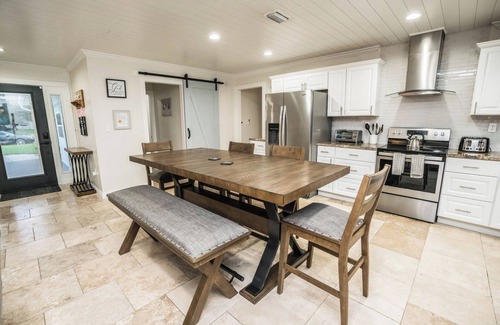 Apollo Beach Casa | BRAND NEW, COVERED Heated Pool, Baja Ledge, Hot Tub, Large home PS5, WIFI, AC