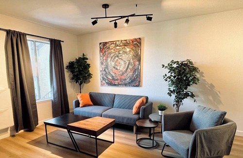Chinatown Condominio | BRAND NEW! Cozy 2br 2ba, 5min to Vegas Strip, Fast Wi-Fi, Street Parking