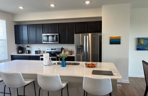 Zionsville Condominio | Brand new cozy 4-bedroom condo w/ WiFi, AC and pond view in charming Zionsville