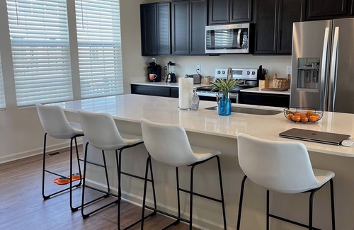 Zionsville Condominio | Brand new cozy 4-bedroom condo w/ WiFi, AC and pond view in charming Zionsville