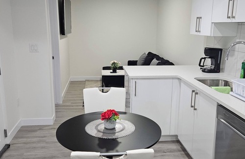 Southwest Edmonton Apartamento | Brand new, cozy basement suite in serene SW Edmonton with free wifi and netflix