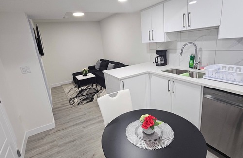 Southwest Edmonton Apartamento | Brand new, cozy basement suite in serene SW Edmonton with free wifi and netflix