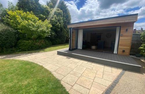 Trowbridge Casa | brand new cozy cabin with parking