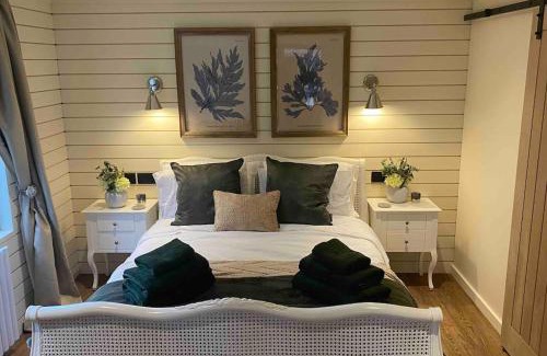 Trowbridge Casa | brand new cozy cabin with parking