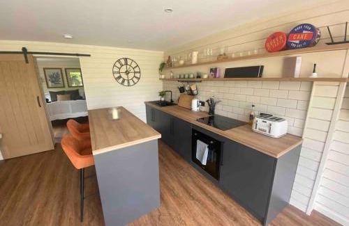 Trowbridge Casa | brand new cozy cabin with parking