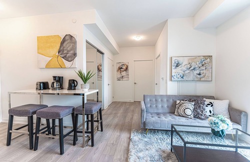 Vaughan Condominio | Brand-New Cozy & Stylish One Bathroom Suite Near Canada Wonderland