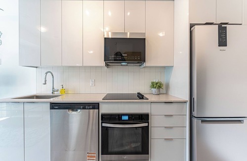 Vaughan Condominio | Brand-New Cozy & Stylish One Bathroom Suite Near Canada Wonderland