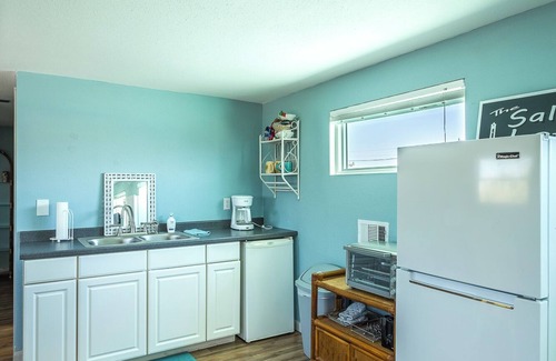 St. George Island Apartamento | Brand New! Downtown Loft, Central Location Walking Distance to Beach and Bay!
