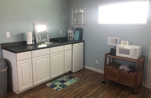 St. George Island Apartamento | Brand New! Downtown Loft, Central Location Walking Distance to Beach and Bay!