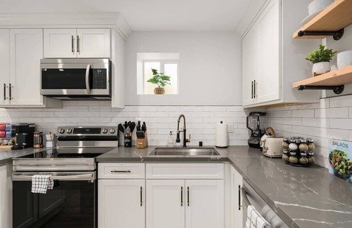 Picnic Point-North Lynnwood Apartamento | Brand New Designer's Modern, 1BR Home 1min to I-5