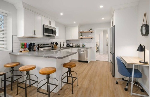 Picnic Point-North Lynnwood Apartamento | Brand New Designer's Modern, 1BR Home 1min to I-5