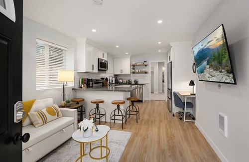 Picnic Point-North Lynnwood Apartamento | Brand New Designer's Modern, 1BR Home 1min to I-5