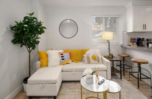 Picnic Point-North Lynnwood Apartamento | Brand New Designer's Modern 1BR Home 1min to I-5