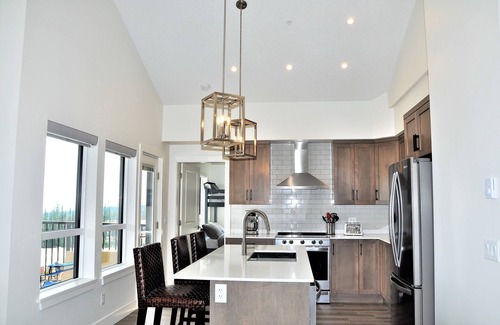 Big White Ski Resort Condominio | Brand new Executive, Top Floor Townhome with Private Hot Tub in Happy Valley!