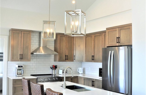 Big White Ski Resort Condominio | Brand new Executive, Top Floor Townhome with Private Hot Tub in Happy Valley!