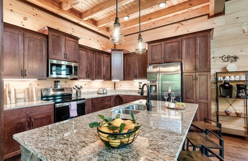 Sevierville Casa | Brand NEW. 20 Minutes to Dollywood-/Hot Tub/Indoor Pool/Fire Pit
