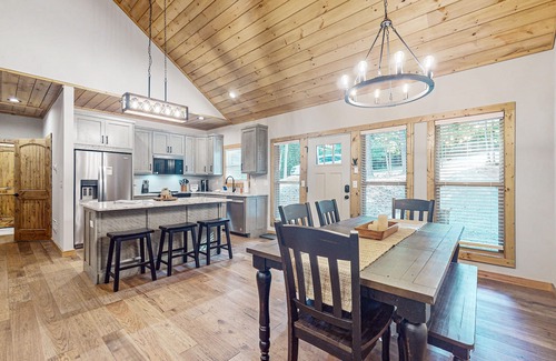 Ellijay Cabina | Brand new family friendly cabin with luxury deck in Coosawattee River Resort