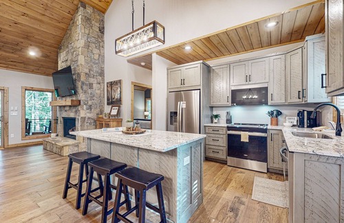 Ellijay Cabina | Brand new family friendly cabin with luxury deck in Coosawattee River Resort