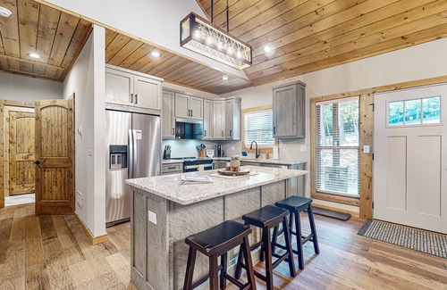 Ellijay Cabina | Brand new family friendly cabin with luxury deck in Coosawattee River Resort