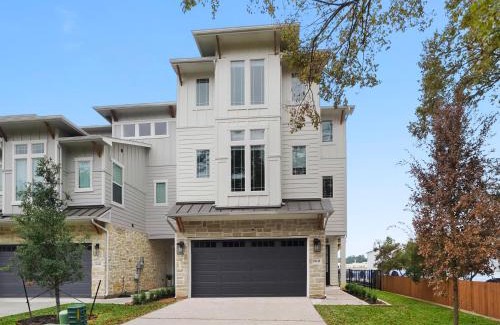 Montgomery Casa | Brand new, family friendly, waterfront lake house.