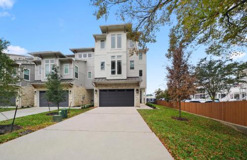 Montgomery Casa | Brand new, family friendly, waterfront lake house.