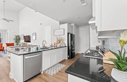 Vickery Meadow Casa | BRAND NEW Family Home Near Downtown