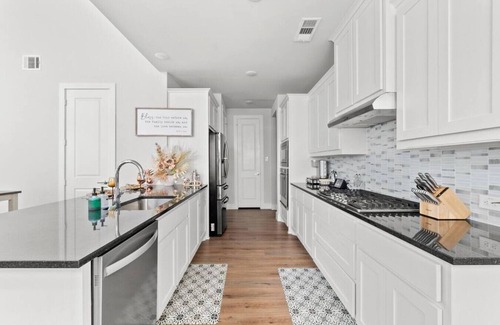 Vickery Meadow Casa | BRAND NEW Family Home Near Downtown