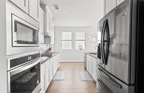 Vickery Meadow Casa | BRAND NEW Family Home Near Downtown