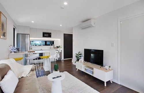 Mangere Casa | Brand New Family Home | 2BR | 7km to Airport | WiFi
