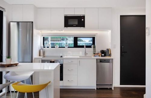 Mangere Casa | Brand New Family Home | 2BR | 7km to Airport | WiFi