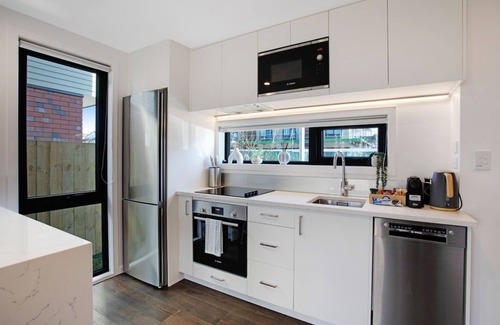 Mangere Casa | Brand New Family Home | 2BR | 7km to Airport | WiFi