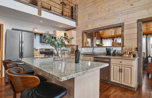 Sterling Cabina | Brand new Farmhouse Cabin/Hot Tub/Sauna/10 Private Acres